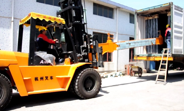 杭州叉車(chē)|玻璃行業(yè)，叉車(chē)串桿屬具卸貨實(shí)拍案例
